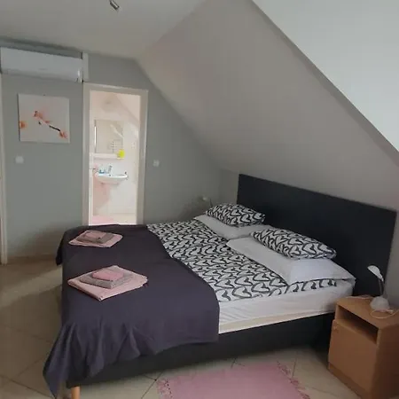 Pihenes Haza-relax Apartmanhaus شقة Gyenesdiás