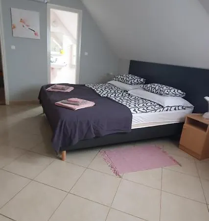 Pihenes Haza-relax Apartmanhaus شقة Gyenesdiás